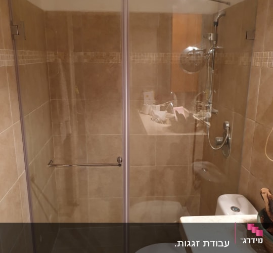 דלת זכוכית למקלחת עם ידית מתכת